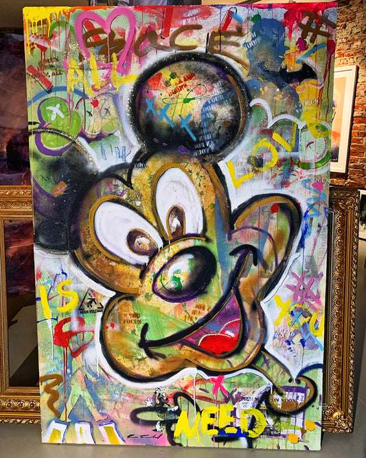 Stort graffiti maleri av Mikke Mus som smiler mot oss. Sterke farger! Vi ser Charlie Chaplin i bakgrunnen. Maling som renner. Kan minne om Mr.Brainswash sine bilder og Banksy stensiler. Tekster over bildet i sterke farger som sier Love is all you need med mer.